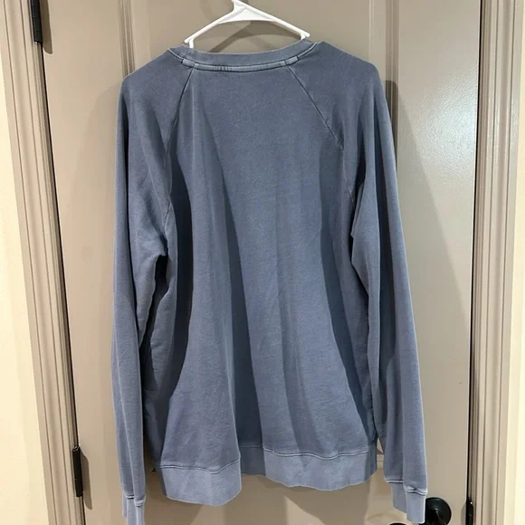 Vineyard Vines sweatshirt in blue. Size L - Picture 3 of 3